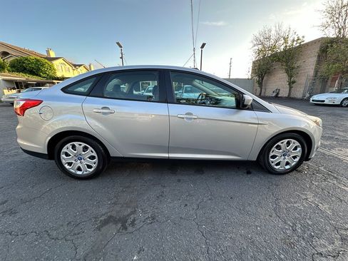 Used 2012 Ford Focus SE FWD image 4