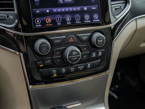 Used 2020 Jeep Grand Cherokee Limited w/ Luxury Group II RWD image 28