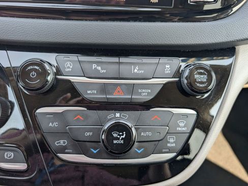 Used 2023 Chrysler Pacifica Touring-L FWD image 20