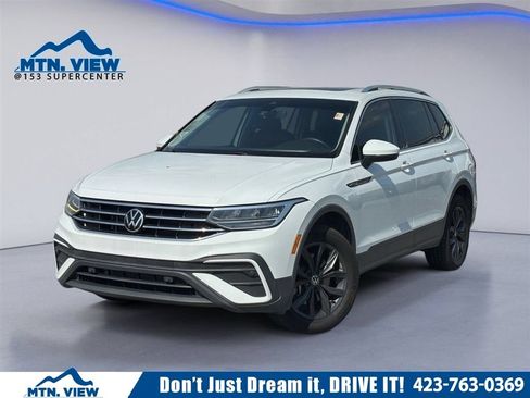 Used 2022 Volkswagen Tiguan SE FWD image 1