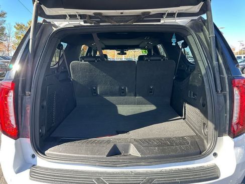 Used 2022 GMC Yukon XL SLT w/ SLT Premium Package image 9