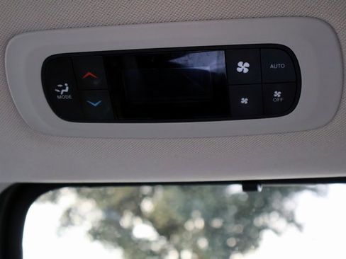 Used 2023 Chrysler Pacifica Touring-L image 24