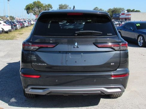 New 2025 Mitsubishi Outlander SE image 4