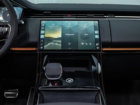 Used 2025 Land Rover Range Rover Sport Dynamic SE image 21