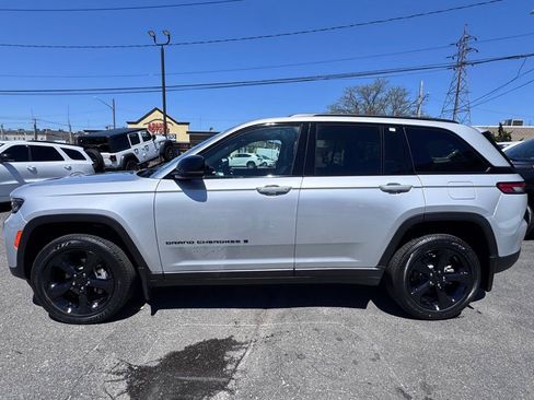 Used 2025 Jeep Grand Cherokee Altitude AWD/4WD image 4