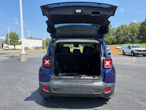 Used 2019 Jeep Renegade Latitude FWD image 10
