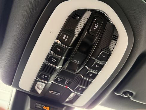 Certified 2026 Porsche Macan AWD/4WD image 36