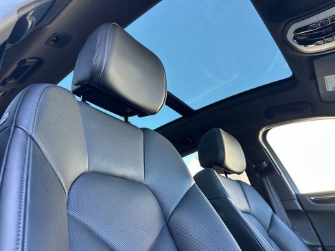 Certified 2025 Porsche Macan AWD/4WD image 18