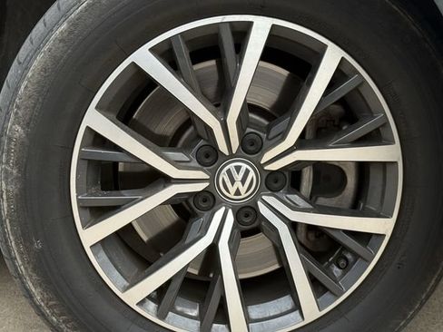 Used 2020 Volkswagen Tiguan SE w/ Panoramic Sunroof Package FWD image 9