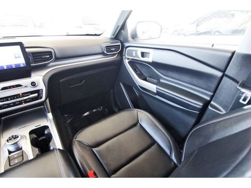 Used 2022 Ford Explorer XLT w/ Equipment Group 202A AWD/4WD image 9