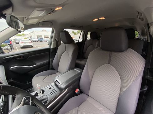 Used 2023 Toyota Highlander LE AWD/4WD image 17