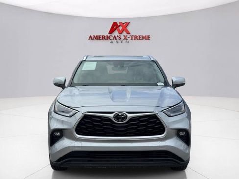 Used 2021 Toyota Highlander XLE AWD/4WD image 9