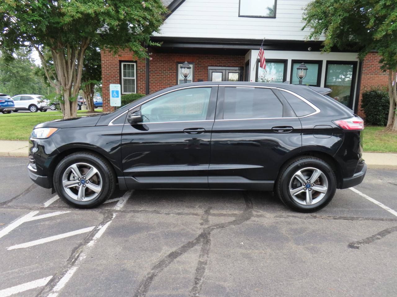 Used 2020 Ford Edge SEL w/ Convenience Package FWD image 3