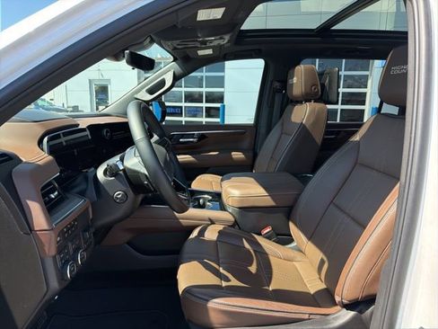 Used 2025 Chevrolet Suburban High Country AWD/4WD image 24