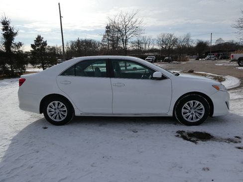 Used 2014 Toyota Camry LE image 4