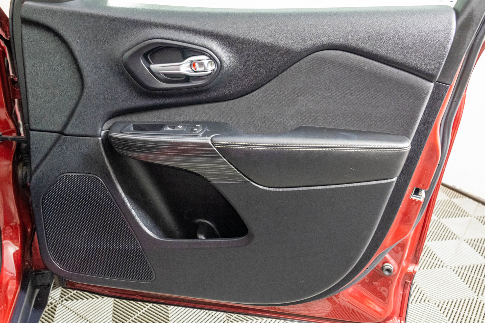 Used 2016 Jeep Cherokee Sport w/ Cold Weather Group FWD image 47