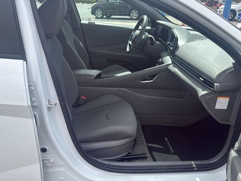 Used 2025 Hyundai Elantra Blue image 30