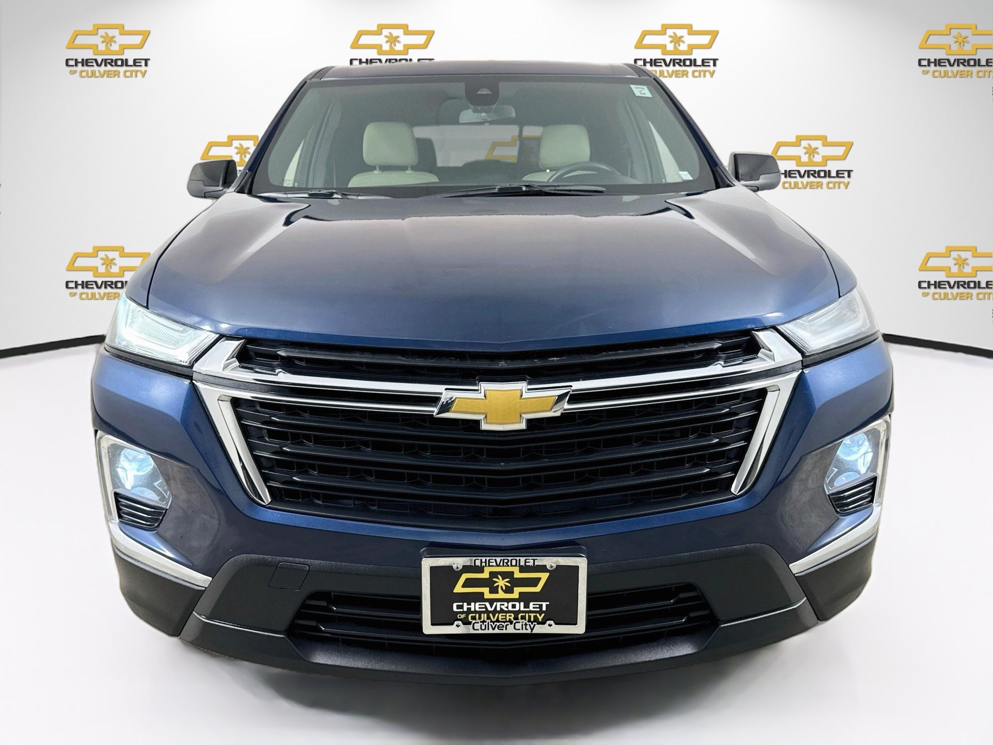 Used 2022 Chevrolet Traverse LS w/ LPO, Cargo Package FWD image 2