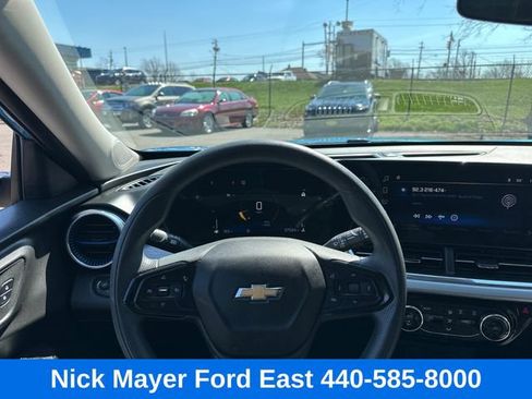 Used 2025 Chevrolet Trax LT FWD image 37