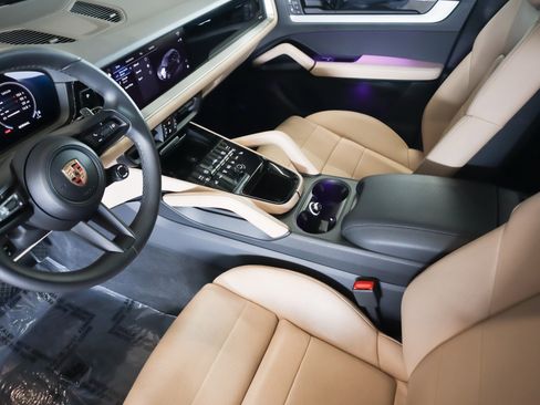 Certified 2025 Porsche Cayenne image 15