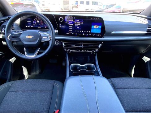 Used 2025 Chevrolet Traverse LT AWD/4WD image 16