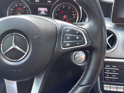 Used 2018 Mercedes-Benz GLA 250 4MATIC image 32