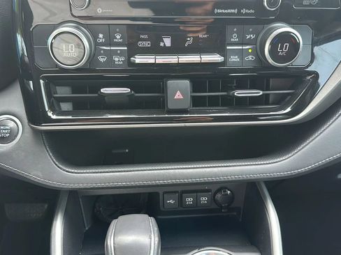 Used 2021 Toyota Highlander LE FWD image 42