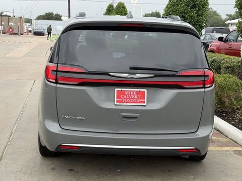 Used 2022 Chrysler Pacifica Touring-L FWD image 6