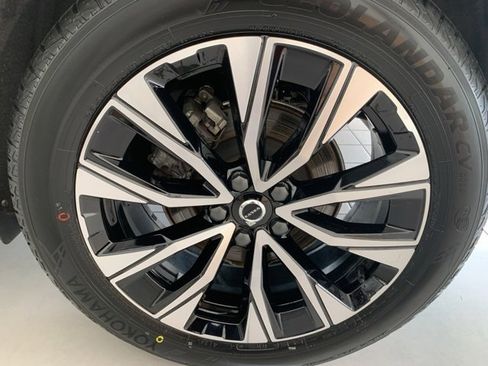 Certified 2024 Volvo XC60 B5 Plus w/ Climate Package image 8