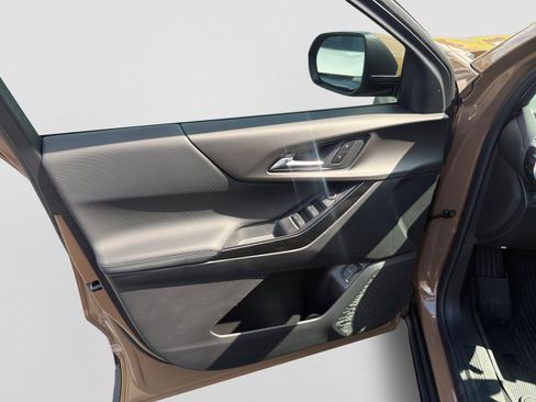 New 2027 Chevrolet Equinox LT w/ Convenience Package II FWD image 10