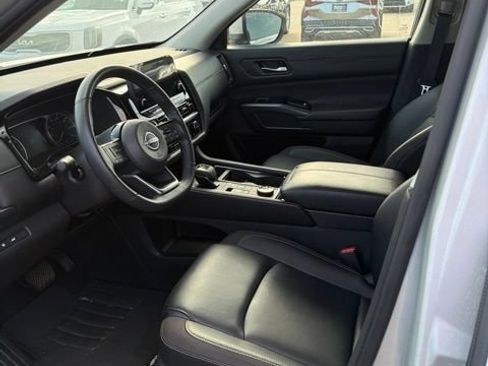 Used 2025 Nissan Pathfinder SL AWD/4WD image 6