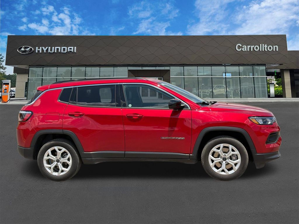 Used 2025 Jeep Compass Latitude AWD/4WD image 4