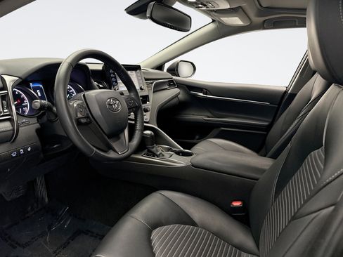 Used 2021 Toyota Camry SE w/ Cold Weather Package image 10