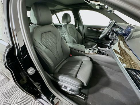 Used 2023 BMW 530e w/ Convenience Package image 29