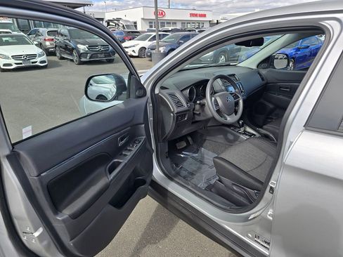 Used 2025 Mitsubishi Outlander Sport SE AWD/4WD image 19