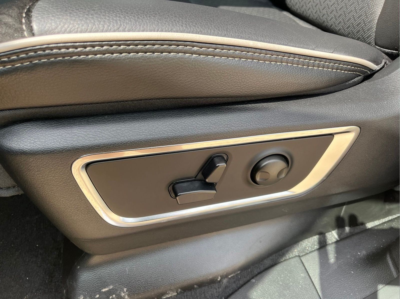 Used 2026 RAM 1500 Laramie AWD/4WD image 11