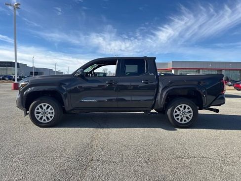 Used 2025 Toyota Tacoma SR5 image 3