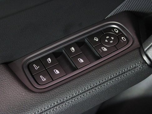 New 2026 Porsche Cayenne image 17