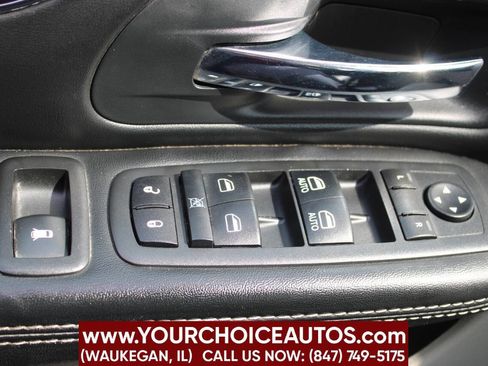 Used 2016 Chrysler Town & Country Touring-L image 26