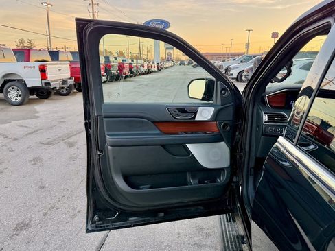 Used 2022 Lincoln Navigator L Reserve image 13