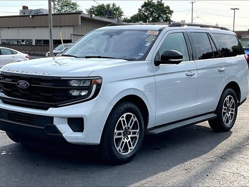 Used 2025 Ford Expedition Active AWD/4WD image 2