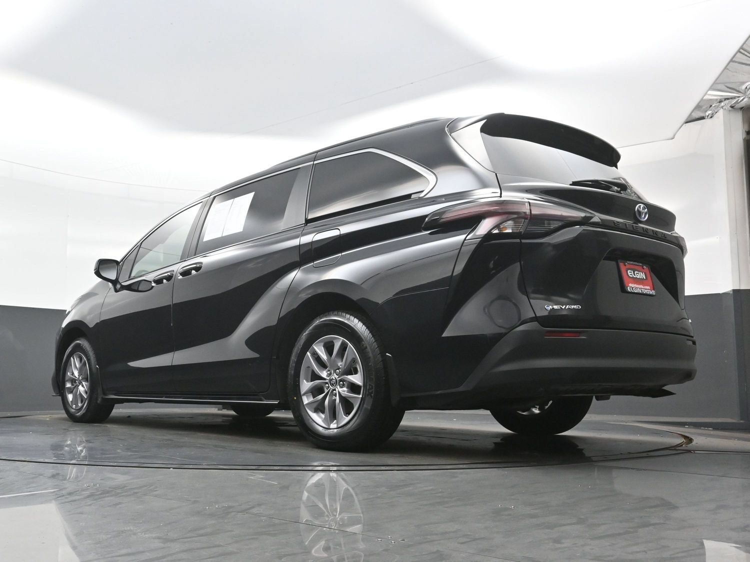 Used 2025 Toyota Sienna LE AWD/4WD image 31