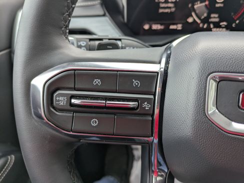 Used 2025 GMC Acadia Elevation image 10