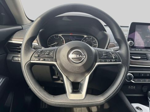 Used 2025 Nissan Altima 2.5 SV FWD image 13