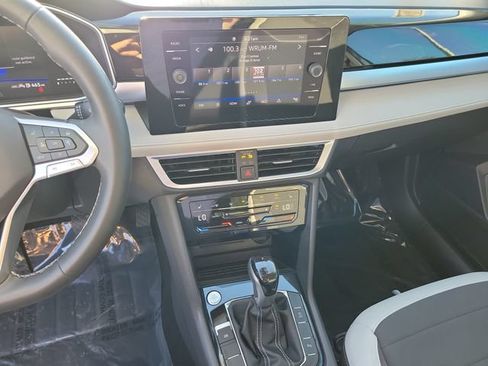 Certified 2025 Volkswagen Taos SE w/ Panoramic Sunroof Package FWD image 22