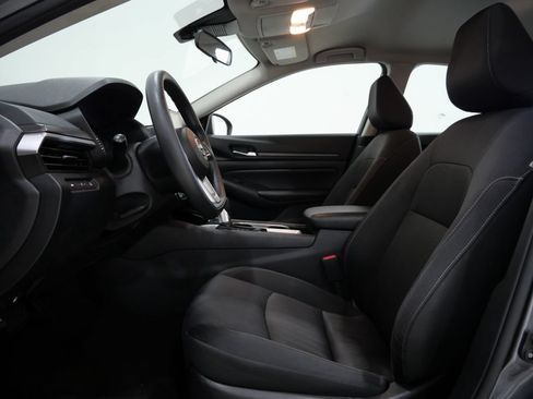 Used 2024 Nissan Altima 2.5 SV FWD image 12