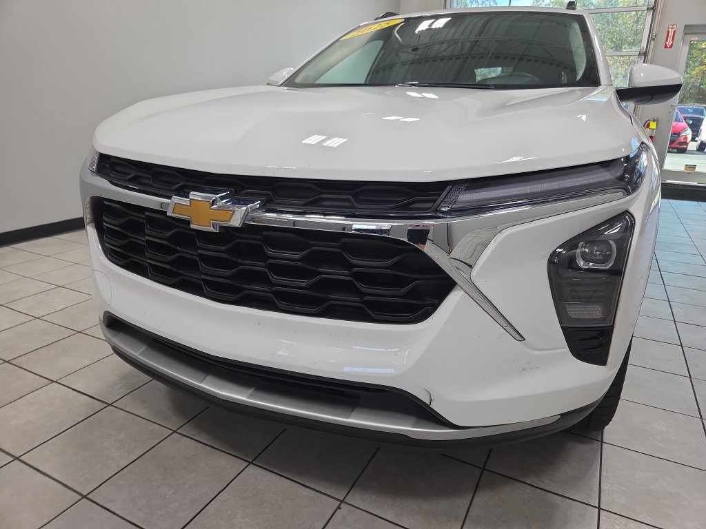 Used 2025 Chevrolet Trax LT w/ LT Convenience Package FWD image 18