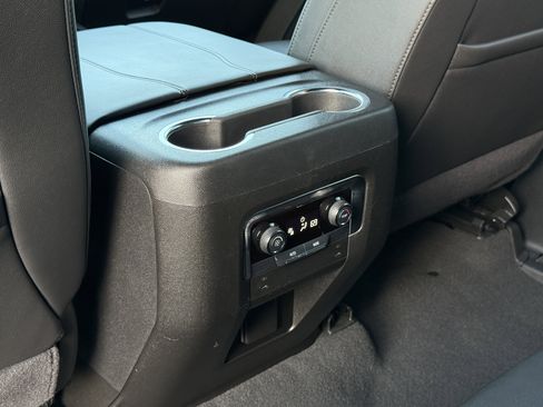 Used 2025 Chevrolet Suburban LT image 35