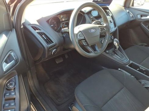 Certified 2018 Ford Focus SE w/ SE Appearance Package image 16