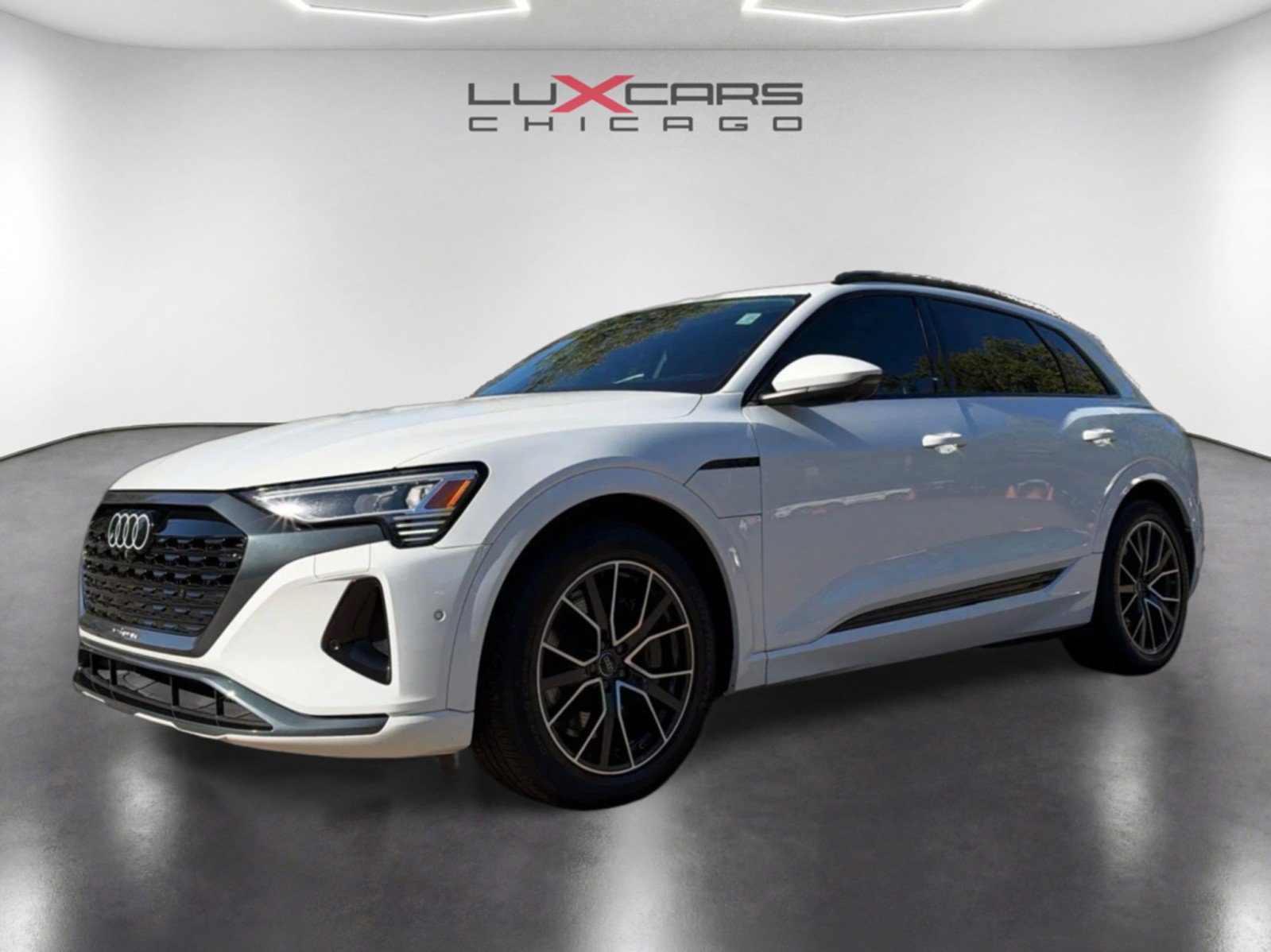 Used 2024 Audi Q8 e-tron Premium Plus w/ Premium Plus Package AWD/4WD image 2